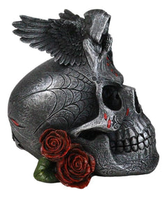 Figura de ángel de la muerte con esqueleto de la Parca rezando sobre una calavera tribal con rosas rojas-6