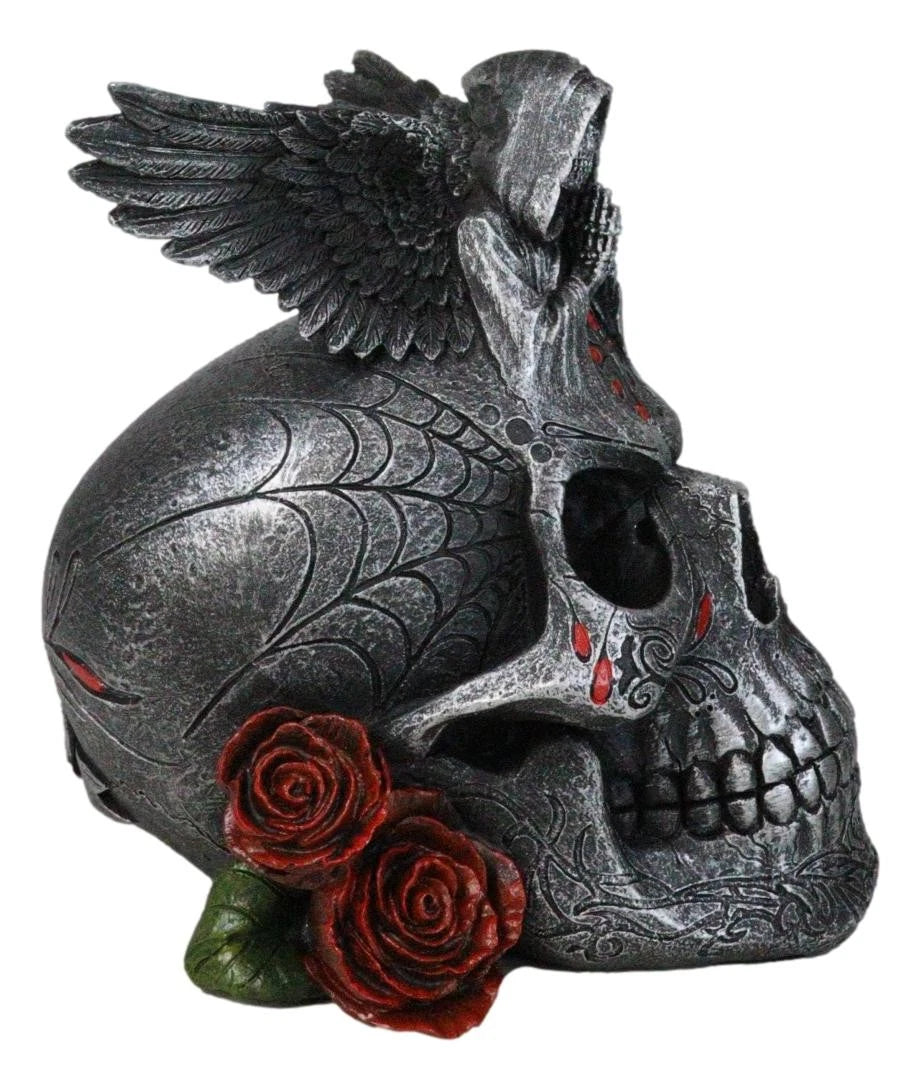 Figura de ángel de la muerte con esqueleto de la Parca rezando sobre una calavera tribal con rosas rojas-6