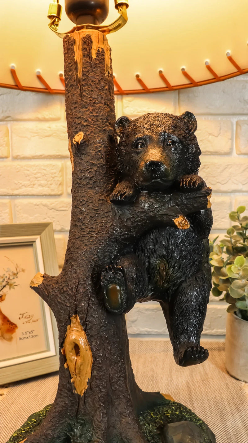 Lámpara de mesa con diseño de oso negro colgado en una rama de árbol, con pantalla de 56 cm de alto-8