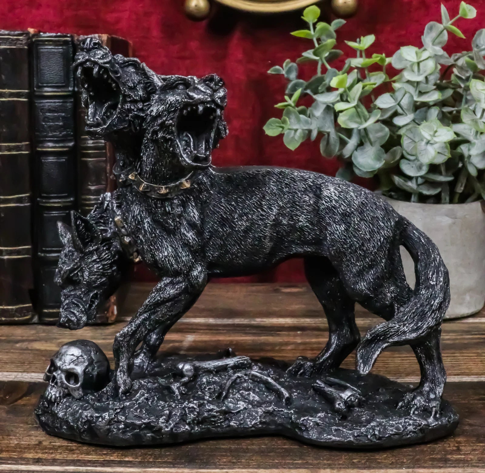Figura de Cerbero, guardián de la hidra de tres cabezas, perro de Hades, perro guardián de la mitología griega-6