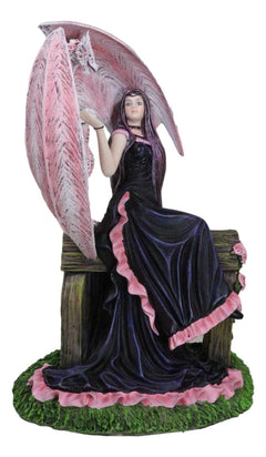 Elegante estatua de dragón wyvern rosa con hada rosa con vestido negro sentada en un banco-6
