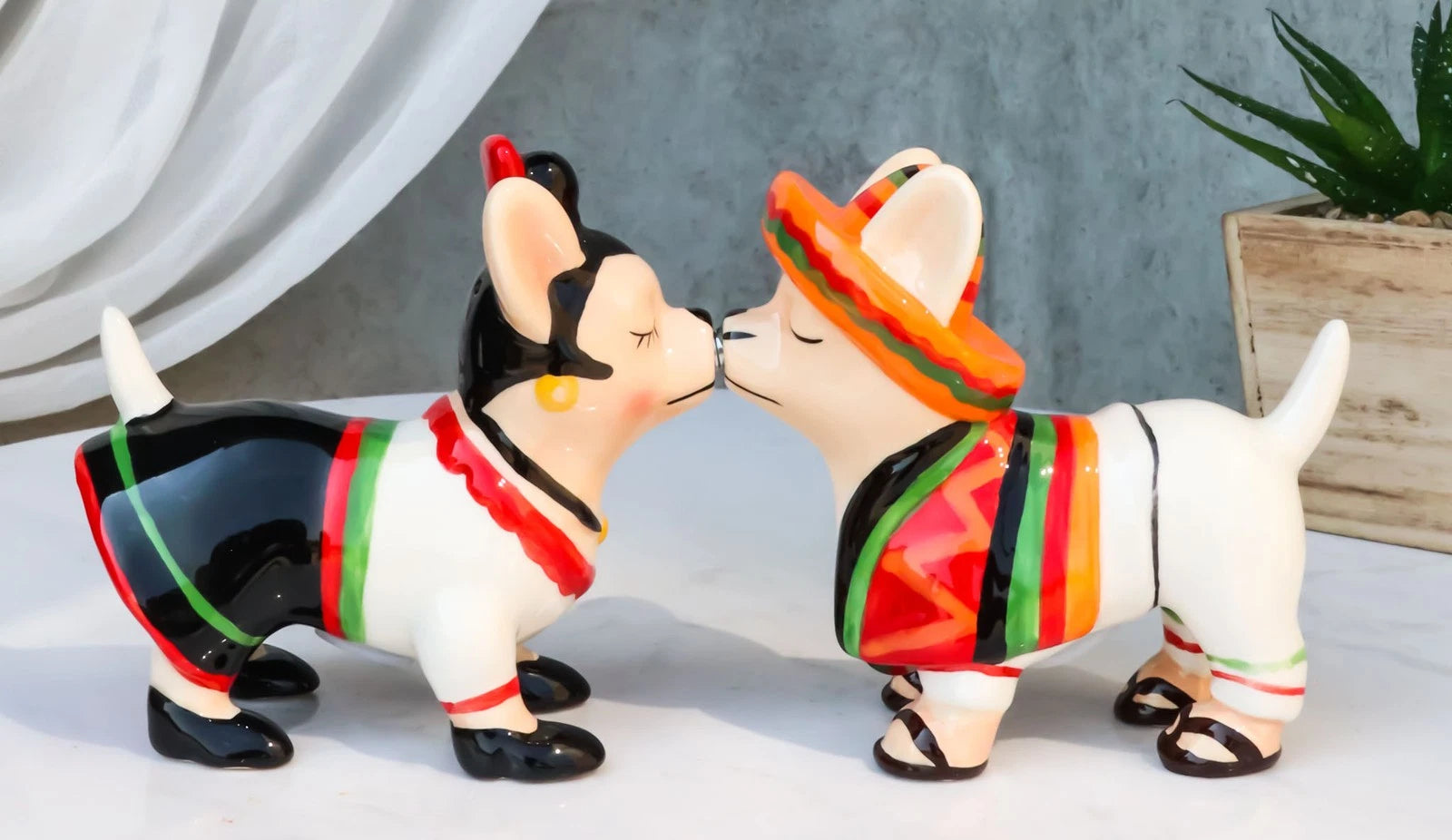 Salero y pimentero de cerámica con sombrero de chihuahua mexicano besándose-9