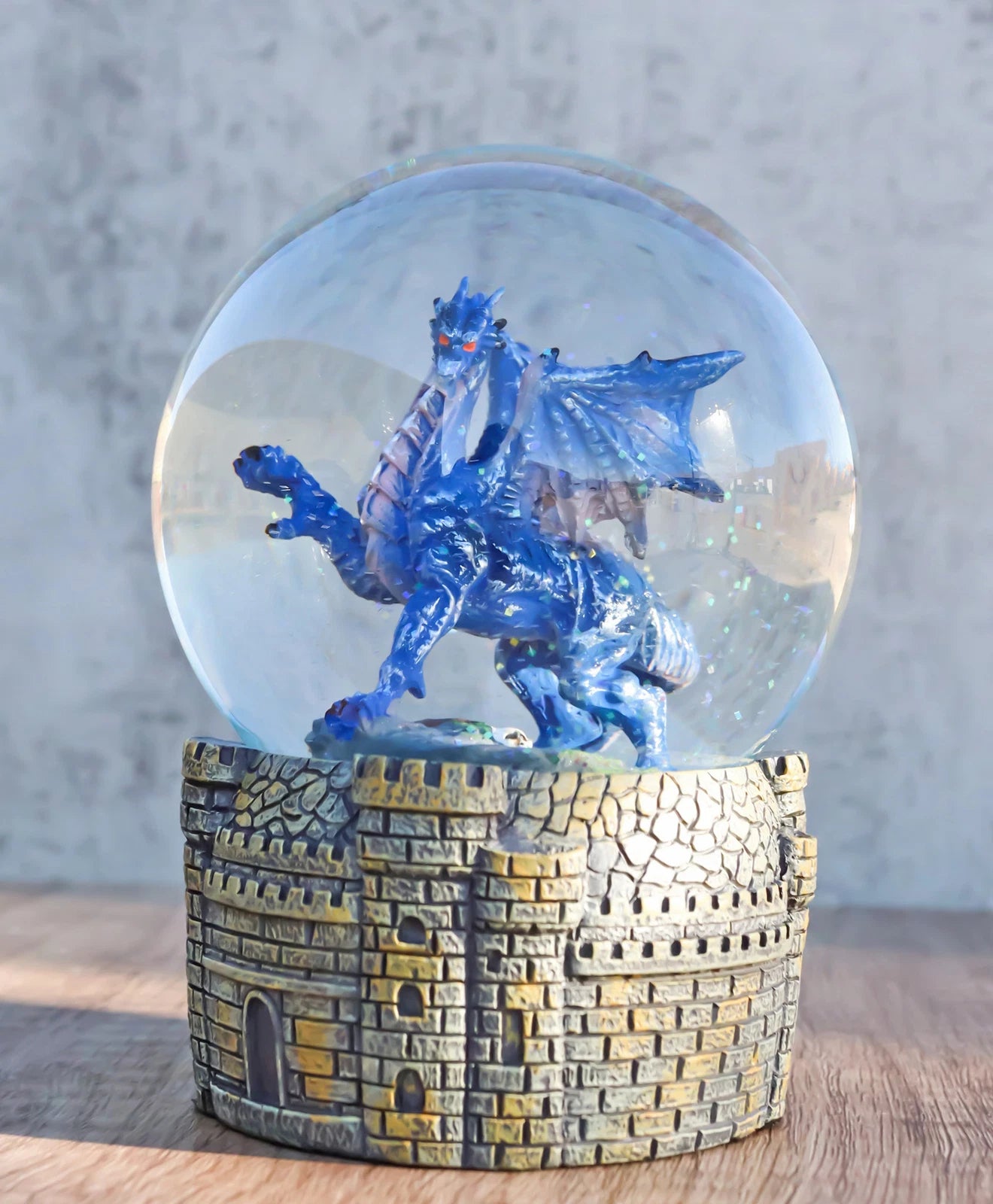 Figura de globo de agua con brillos de dragón azul de medianoche de Legends Fantasy (100 mm)