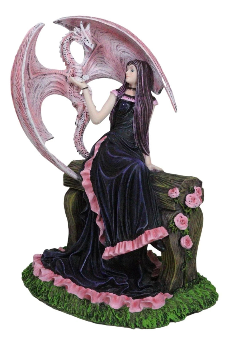 Elegante estatua de dragón wyvern rosa con hada rosa con vestido negro sentada en un banco-7