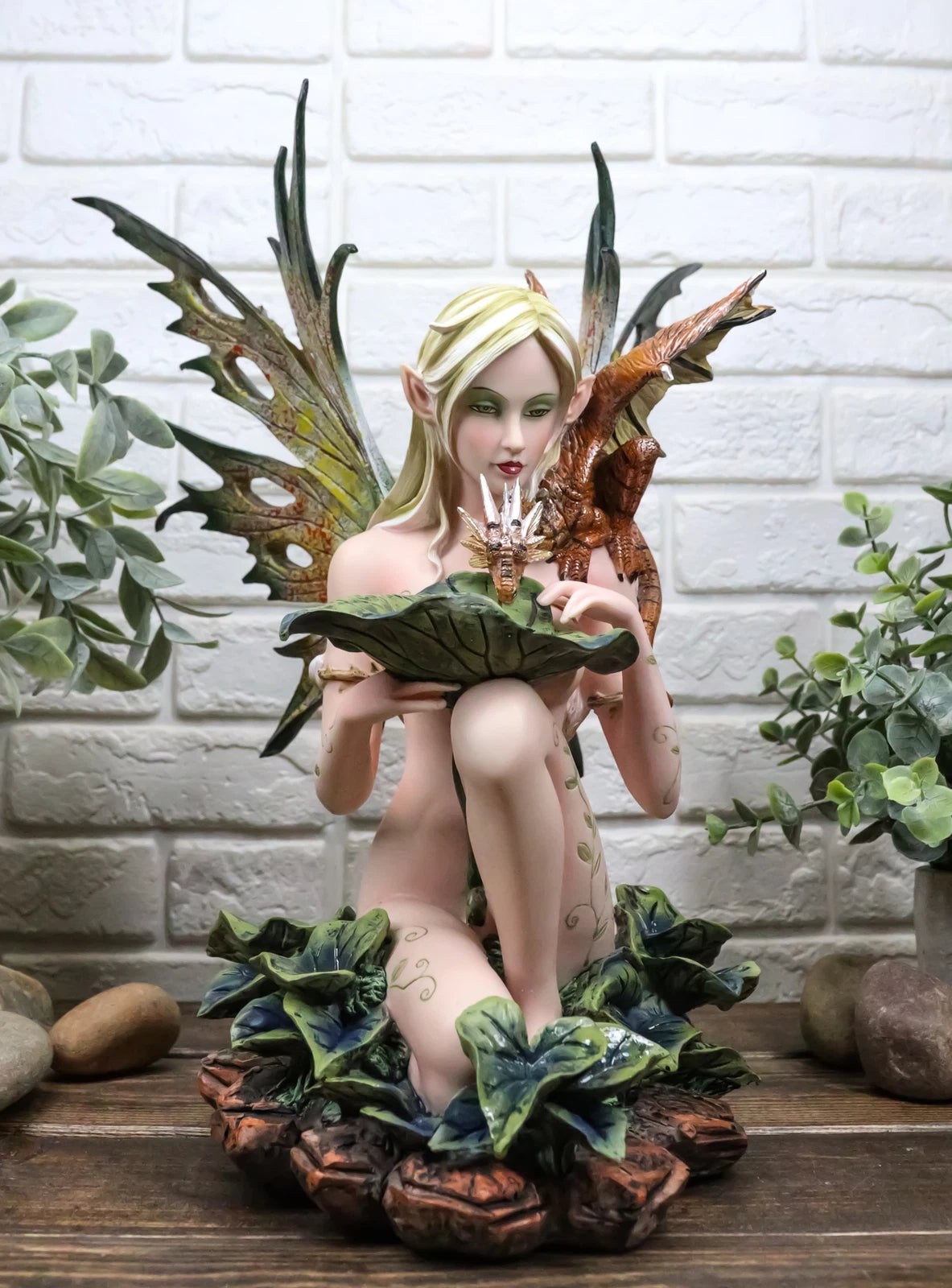 Estatua de hada tribal del bosque desnuda de 33 cm de alto alimentando a un dragón.-10