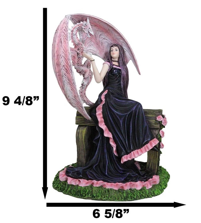 Elegante estatua de dragón wyvern rosa con hada rosa con vestido negro sentada en un banco-8
