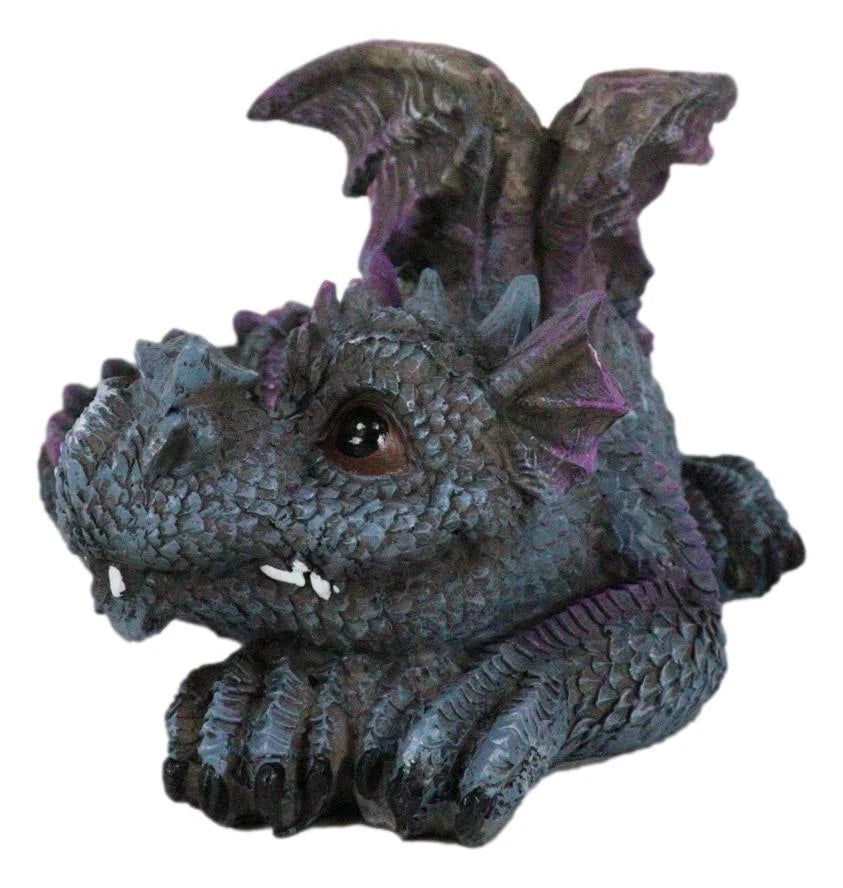 Figura de fantasía caprichosa de una cría de dragón de jardín tímido y morado escondido tras una cola-5