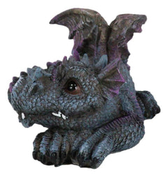 Figura de fantasía caprichosa de una cría de dragón de jardín tímido y morado escondido tras una cola-5