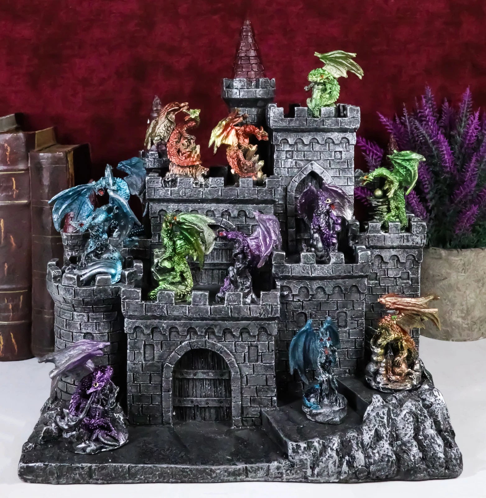 Estatuas de exhibición de mini dragones medievales custodiando el castillo de Desembarco del Rey-10