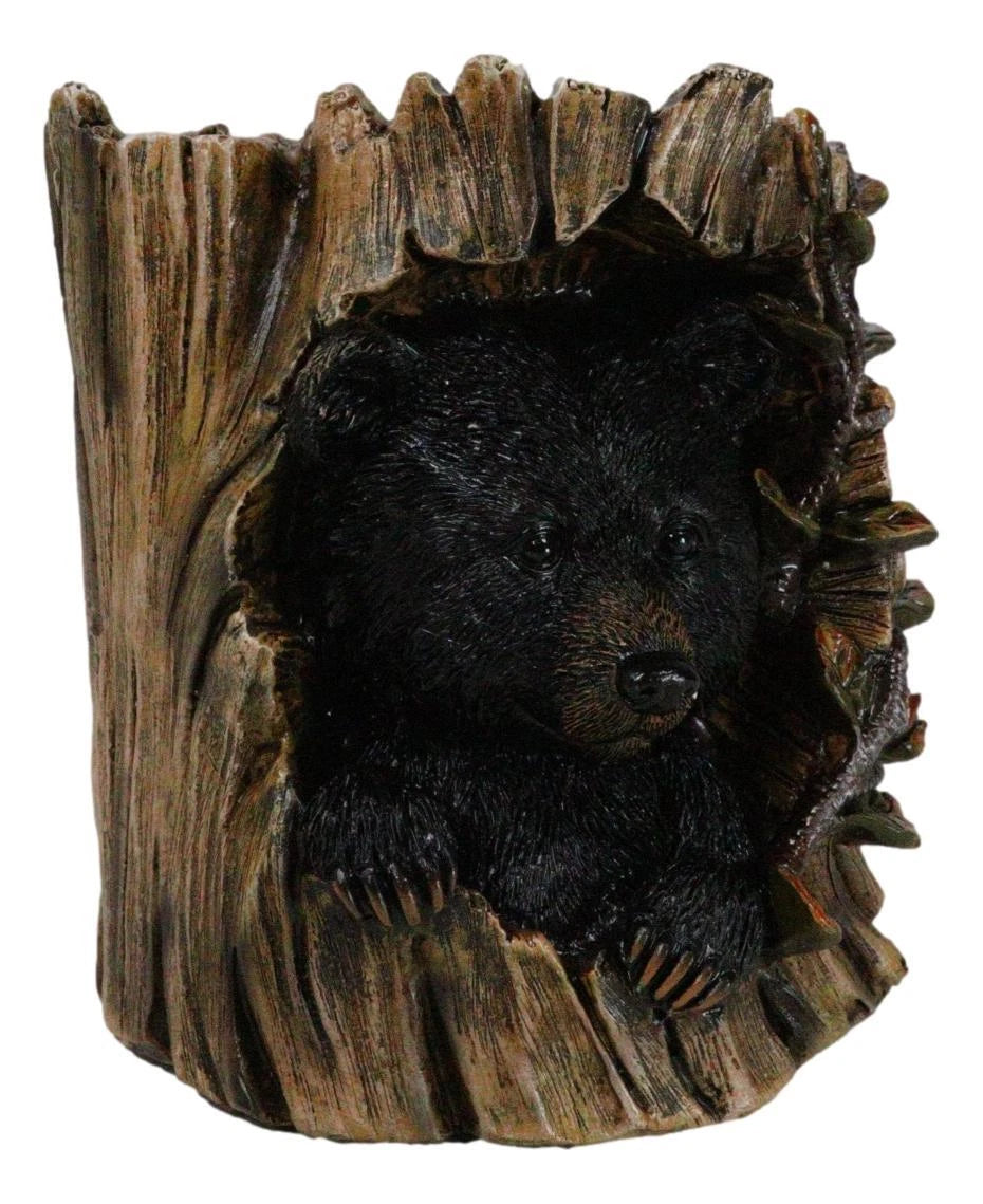 Figura decorativa de oso negro del bosque rústico del oeste escondido en el tronco de un árbol-5