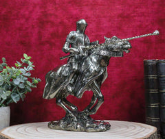 Estatua de caballero en armadura medieval en justas a caballo Torneo medieval-9