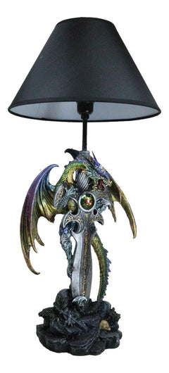 Lámpara de mesa con dragón verde dorado sosteniendo la espada Excalibur y un cristal en el cementerio.-7