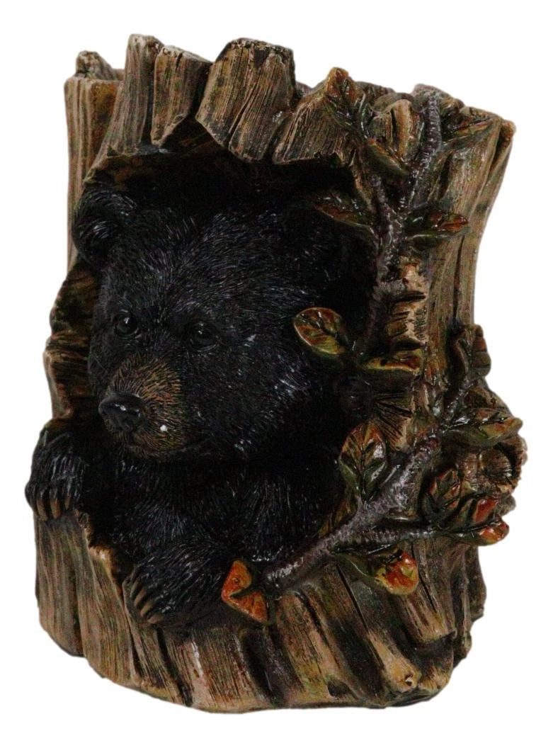 Figura decorativa de oso negro del bosque rústico del oeste escondido en el tronco de un árbol-6