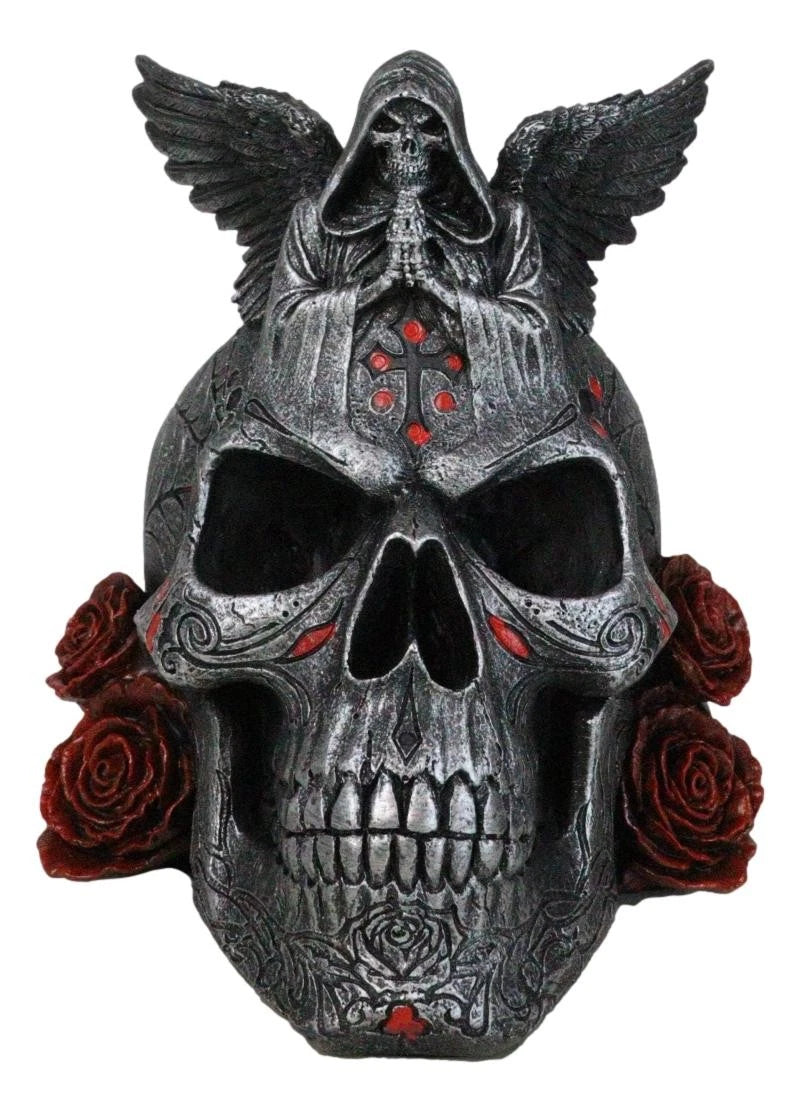 Figura de ángel de la muerte con esqueleto de la Parca rezando sobre una calavera tribal con rosas rojas-8