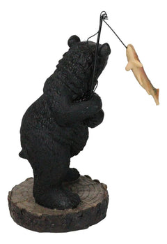 Figura caprichosa de oso negro del bosque rústico capturando lubina negra-9
