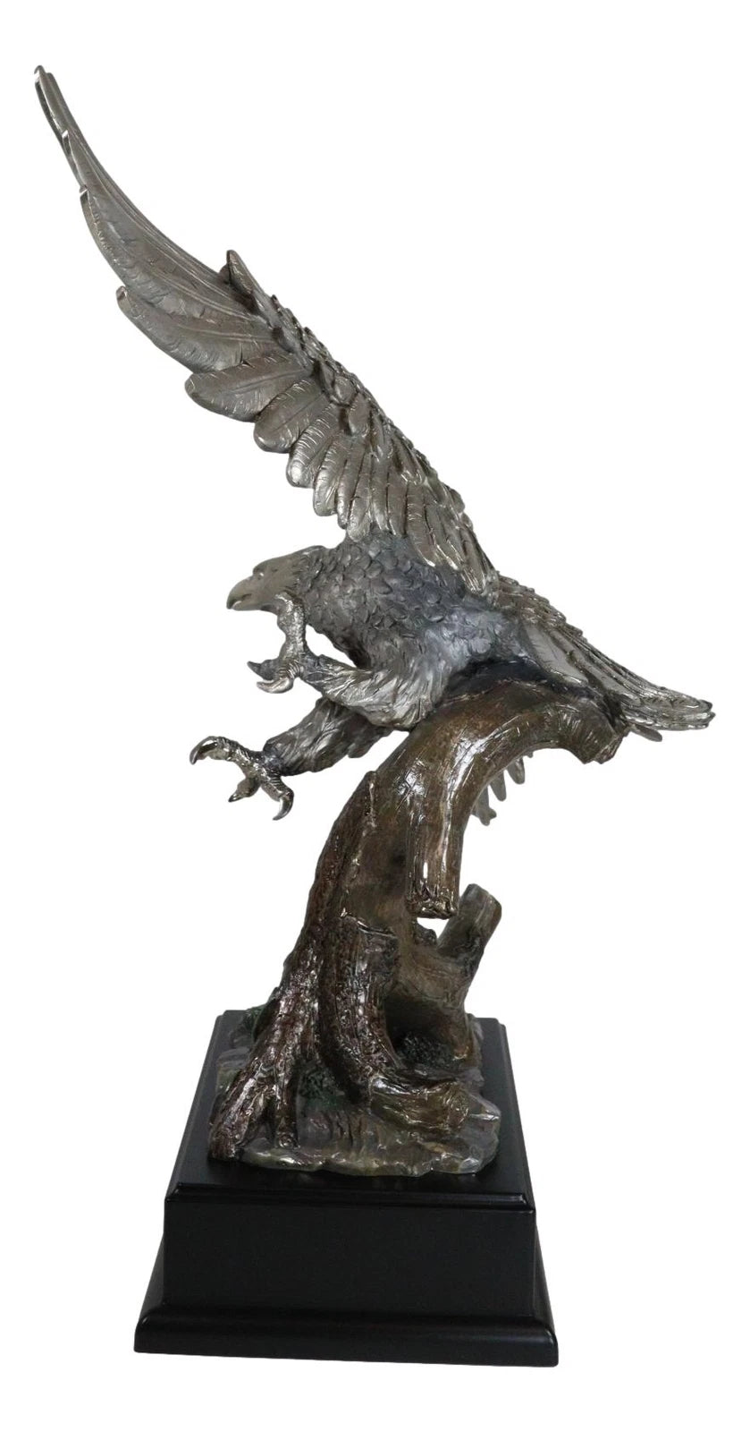 Estatua de águila calva de peltre plateado galvanizado con alas abiertas volando sobre un árbol-10