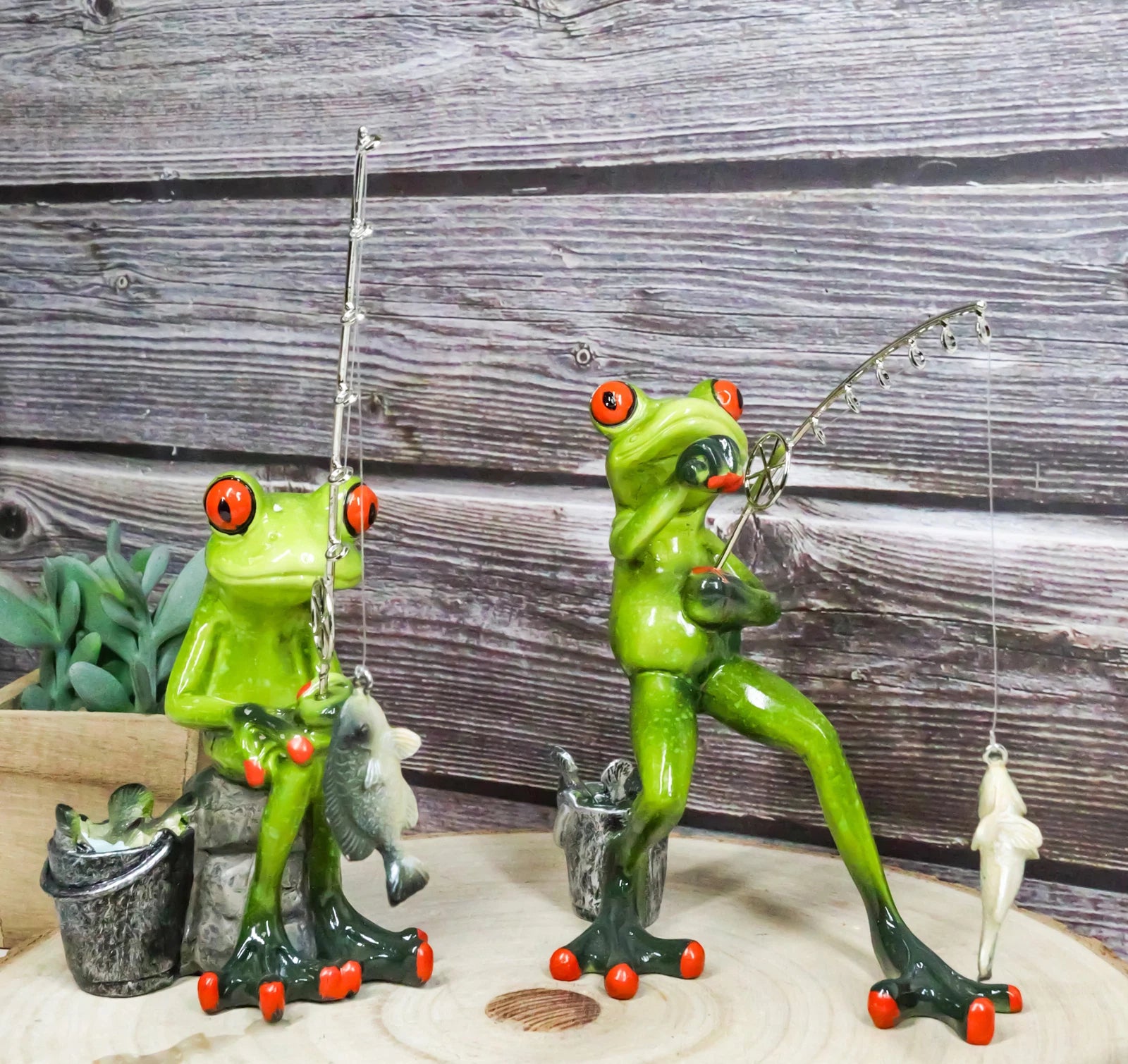 Paquete de 2 ranas verdes de pasatiempo favorito: pesca con caña de The Pond Figurines