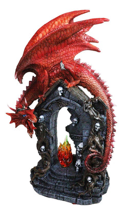 Figura de dragón rojo medieval sobre una tumba gótica con calaveras y llama de fuego LED-9