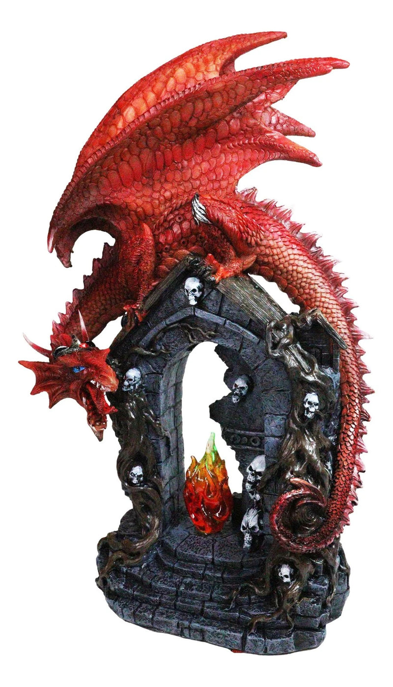 Figura de dragón rojo medieval sobre una tumba gótica con calaveras y llama de fuego LED-9