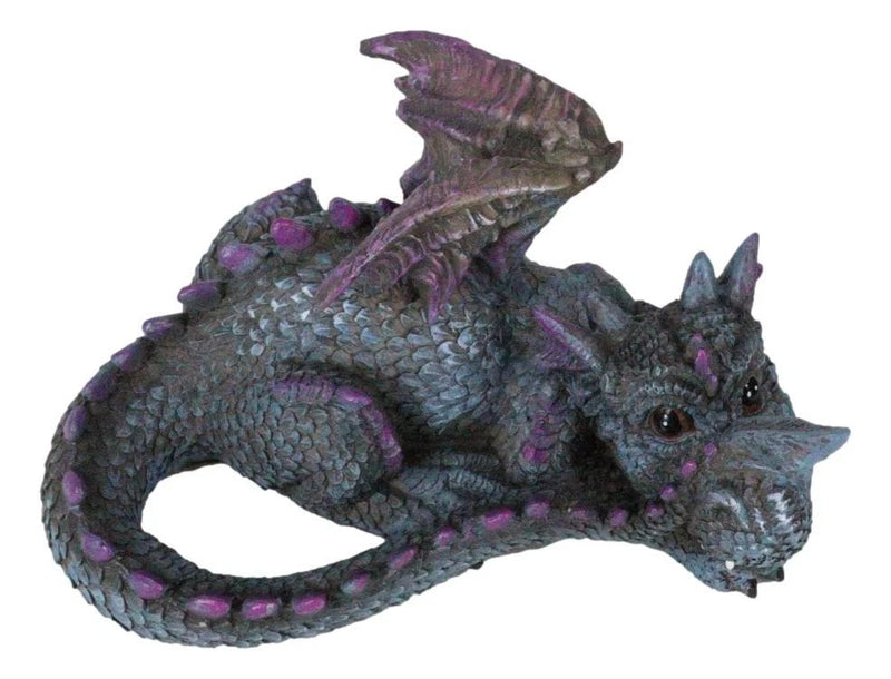 Figura de fantasía caprichosa de una cría de dragón de jardín tímido y morado escondido tras una cola-6
