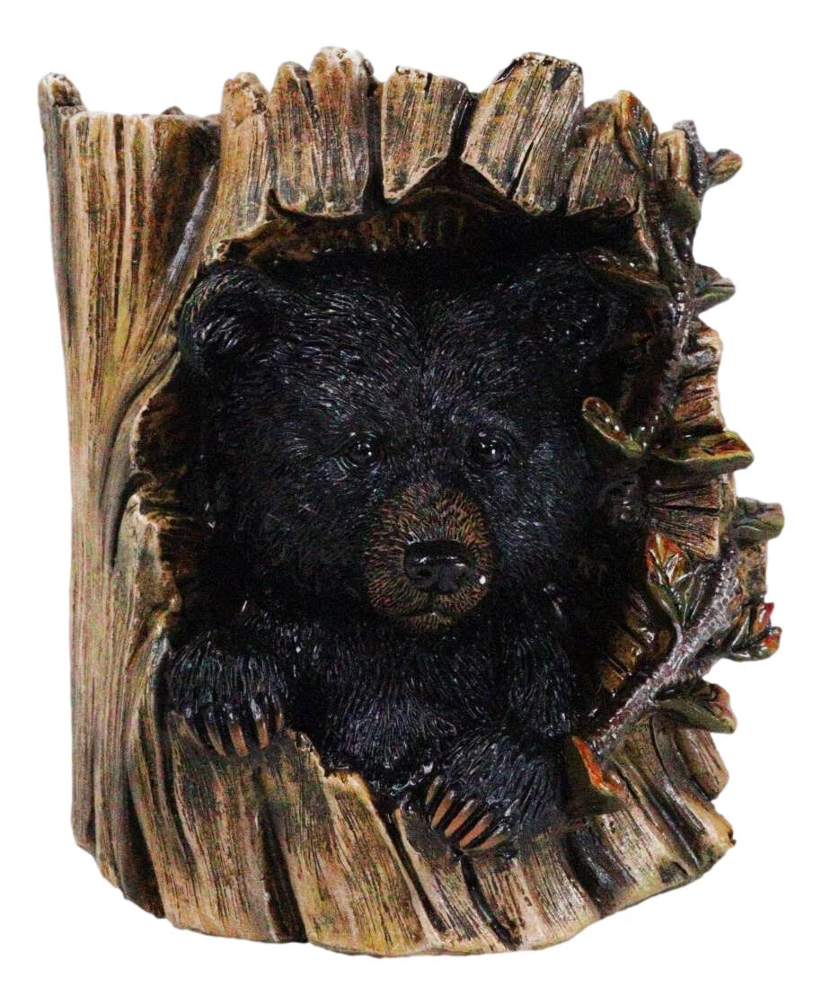 Figura decorativa de oso negro del bosque rústico del oeste escondido en el tronco de un árbol-7