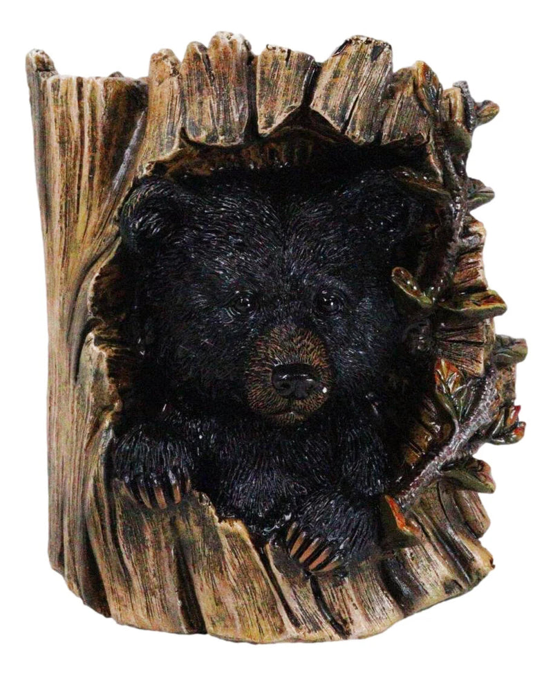 Figura decorativa de oso negro del bosque rústico del oeste escondido en el tronco de un árbol-7