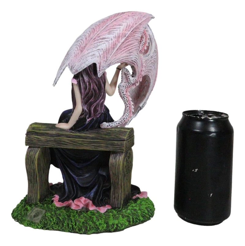 Elegante estatua de dragón wyvern rosa con hada rosa con vestido negro sentada en un banco-9
