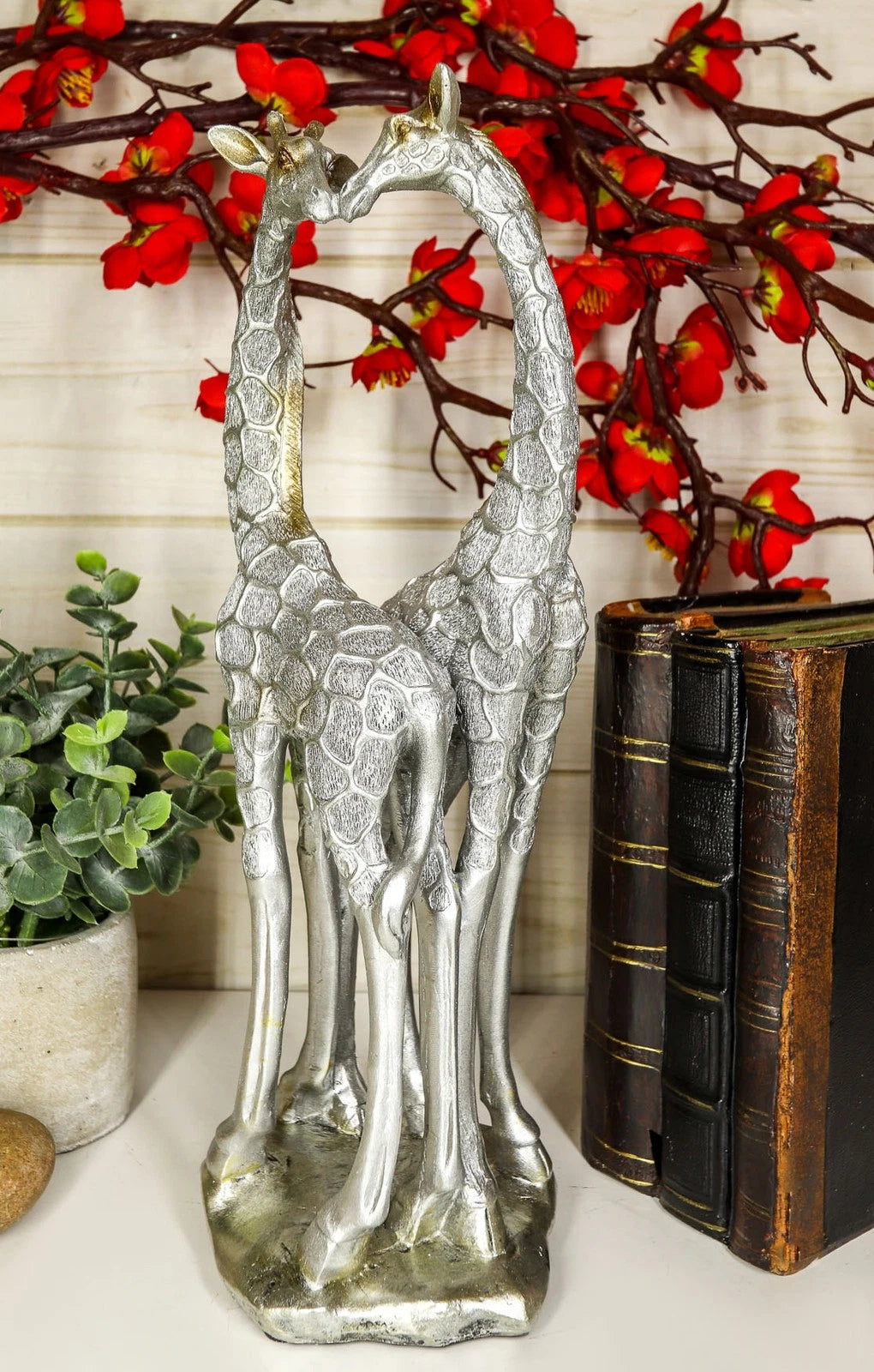 Estatua grande de jirafa plateada con forma de corazón, pareja de enamorados, 31,7 cm de alto, estilo safari de la sabana.-9