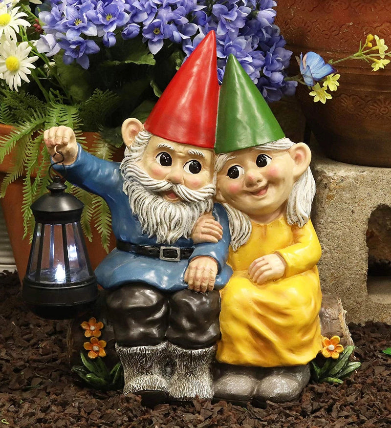 Estatua grande de gnomos de Sr. y Sra. en un tronco de árbol con luz LED solar, 34 cm de alto-10