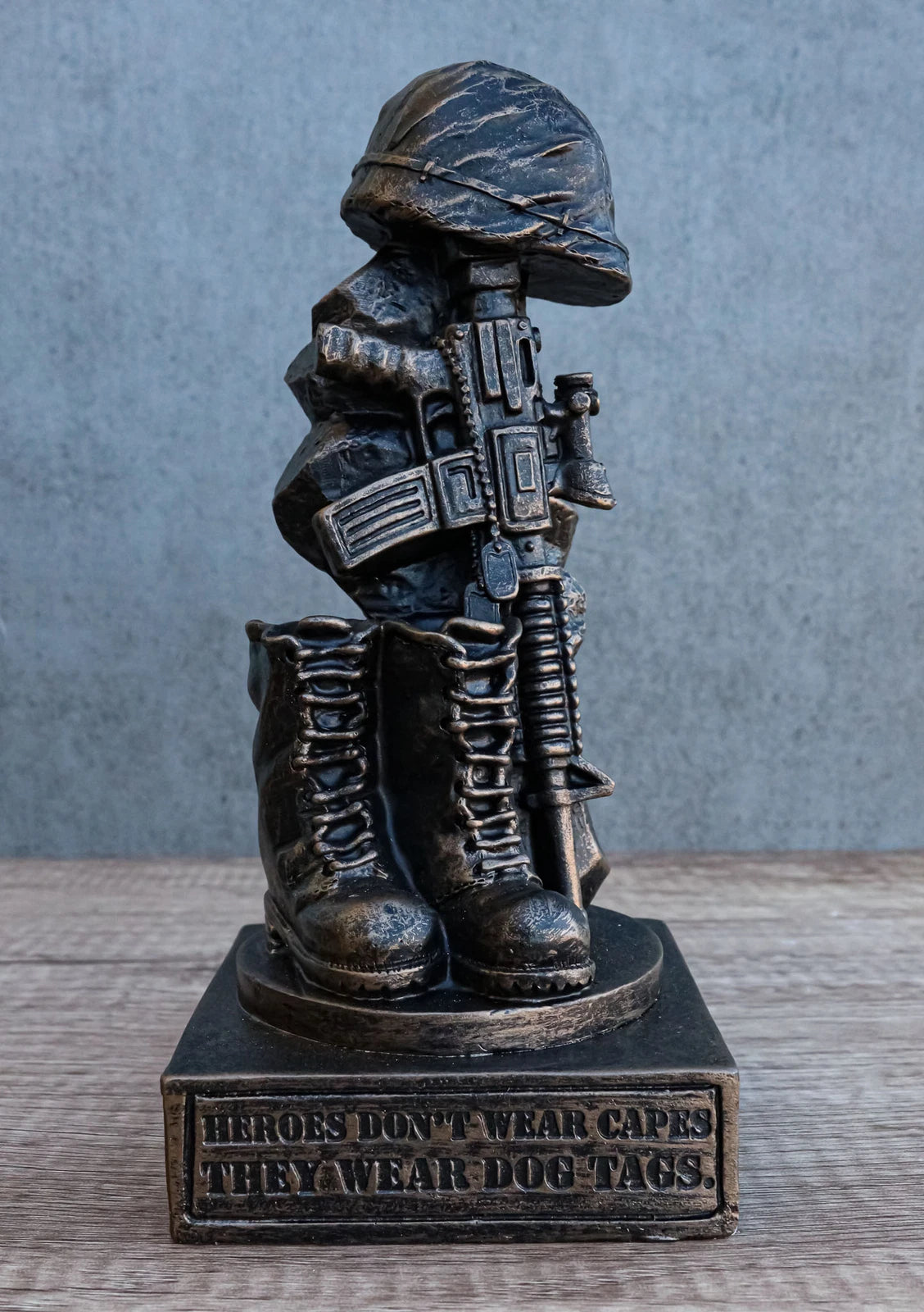 Estatua conmemorativa de soldado caído patriótico, casco de rifle, botas y placa de identificación-8