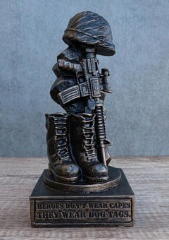 Estatua conmemorativa de soldado caído patriótico, casco de rifle, botas y placa de identificación-8