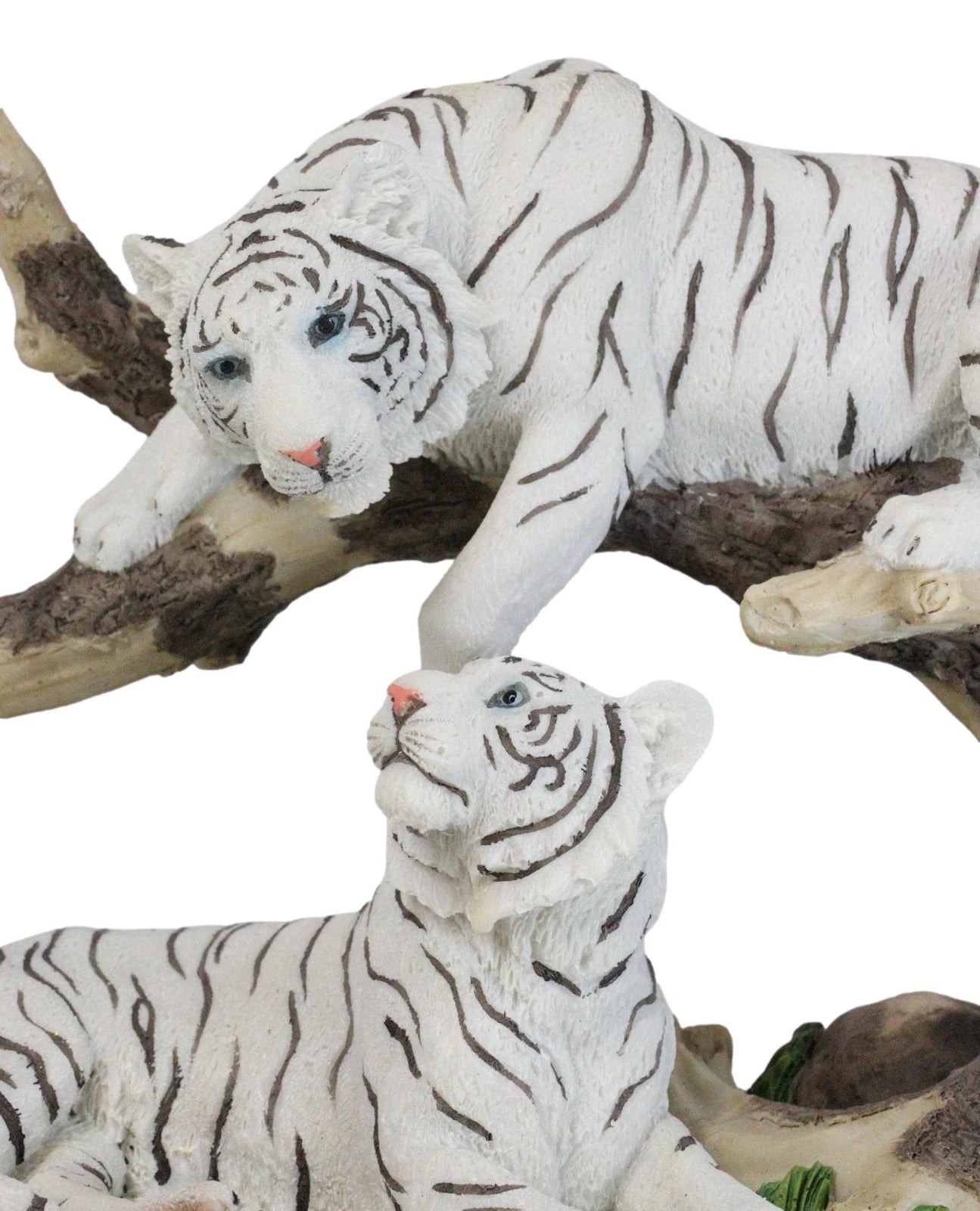 Figura de árbol curvado de pareja de tigres blancos de Bengala siberianos que retozan en la jungla-9