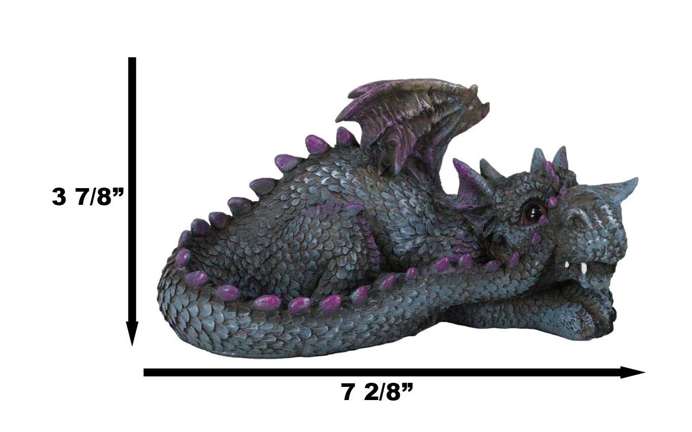 Figura de fantasía caprichosa de una cría de dragón de jardín tímido y morado escondido tras una cola-7
