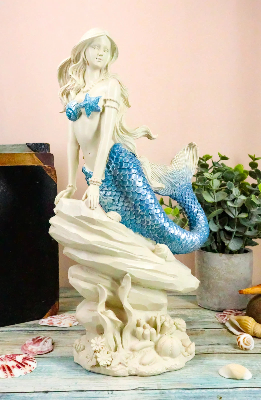 Figura de sirena de cola azul océano sentada sobre una roca marina, 11.5" de alto-9