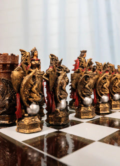 Tablero de cristal con piezas de ajedrez pintadas a mano de los dragones de Merlín del Rey Arturo Morgan-9