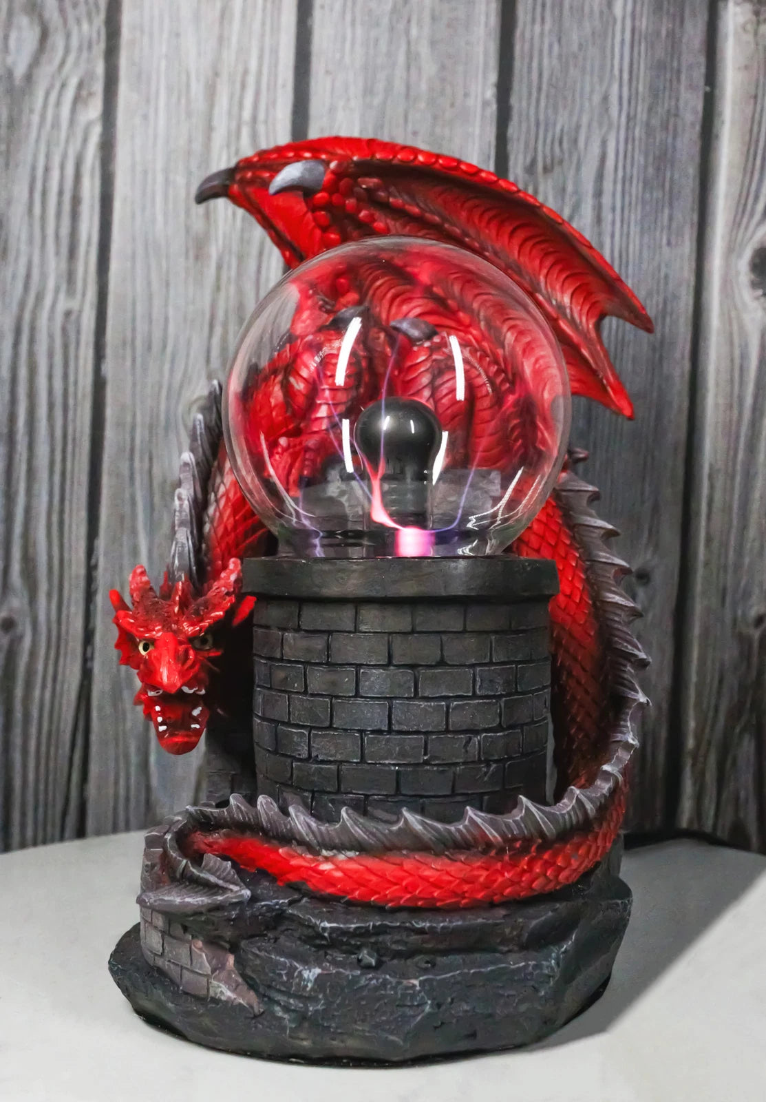 Estatua grande de la lámpara de bola de plasma del Dragón de Fuego Rojo que custodia el castillo de Dungeons Dragons-1