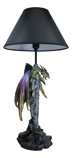 Lámpara de mesa con dragón verde dorado sosteniendo la espada Excalibur y un cristal en el cementerio.-9