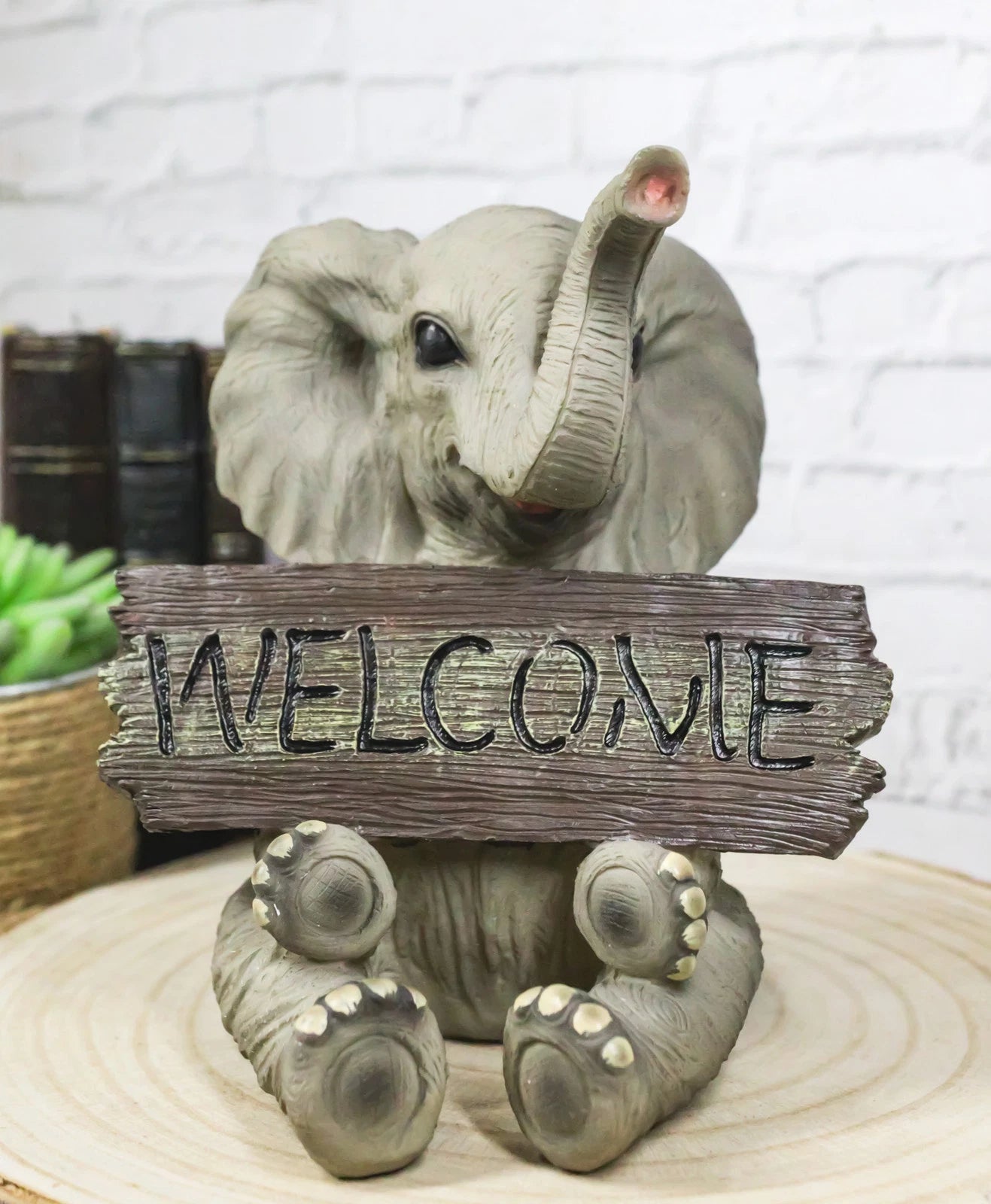 Figura de cría de elefante con la trompa hacia arriba, bienvenida a la vida silvestre de la selva, safari de sabana