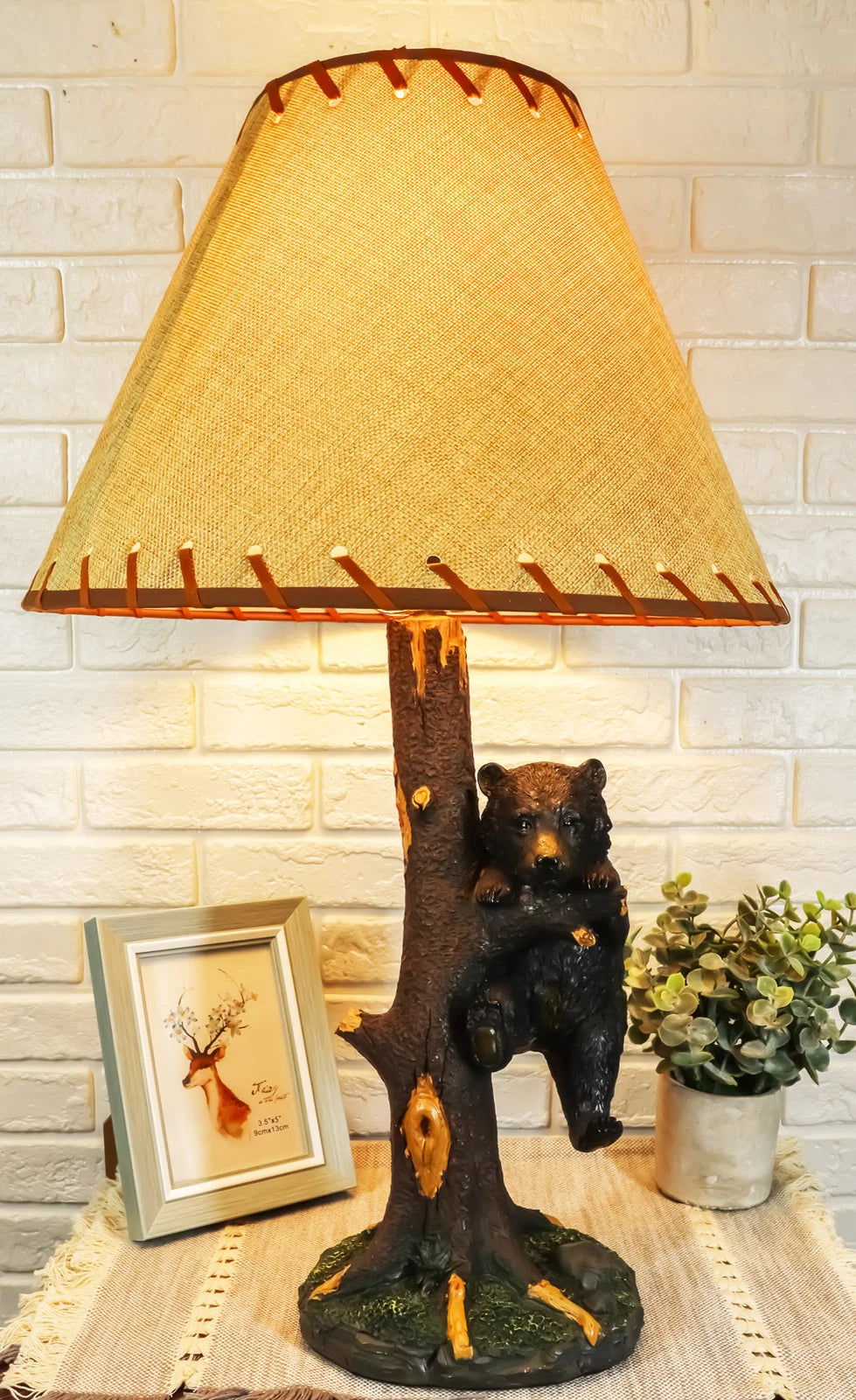 Lámpara de mesa con diseño de oso negro colgado en una rama de árbol, con pantalla de 56 cm de alto-1