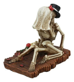 Love Never Dies Castaway Wedding Skeleton Couple Kissing Statue 3.75"H-9
