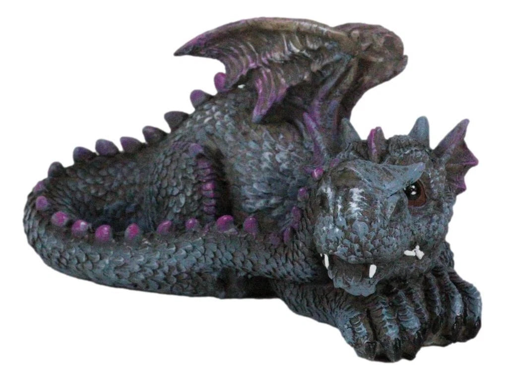 Figura de fantasía caprichosa de una cría de dragón de jardín tímido y morado escondido tras una cola-8