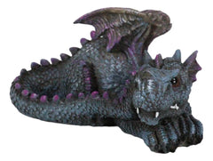 Figura de fantasía caprichosa de una cría de dragón de jardín tímido y morado escondido tras una cola-8
