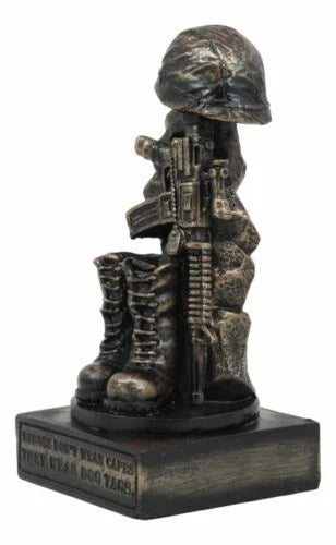 Estatua conmemorativa de soldado caído patriótico, casco de rifle, botas y placa de identificación-9