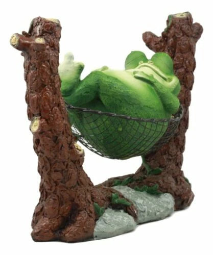 Estatua de rana gorda caprichosa durmiendo en una hamaca para un cuento de hadas.-6