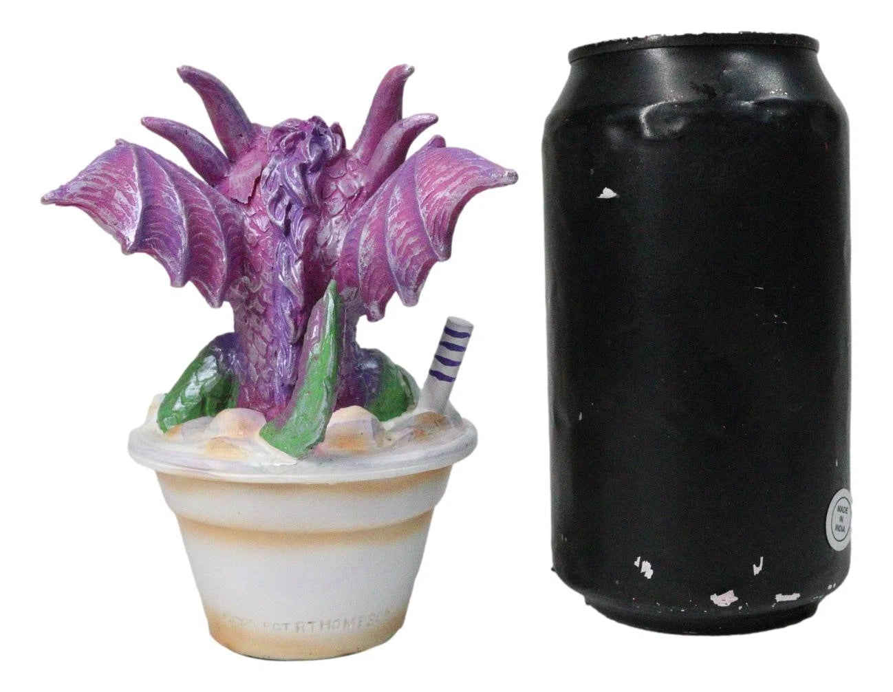 Café helado artesanal de Ruth Thompson con figura de dragón en taza de Sarah Wyrmling-9