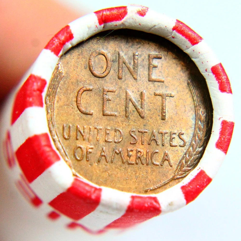 Parte posterior de un centavo BU que se muestra en el extremo de un rollo de escopeta de 50 monedas circulares de trigo-3