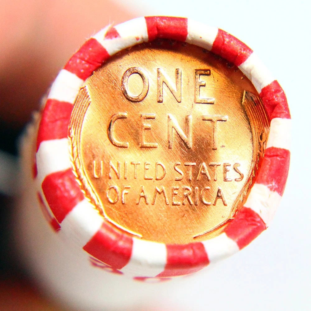 Parte posterior de un centavo BU que se muestra en el extremo de un rollo de escopeta de 50 monedas circulares de trigo