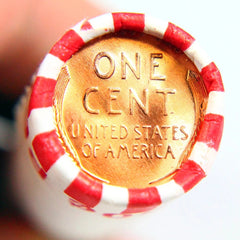 Parte posterior de un centavo BU que se muestra en el extremo de un rollo de escopeta de 50 monedas circulares de trigo-1